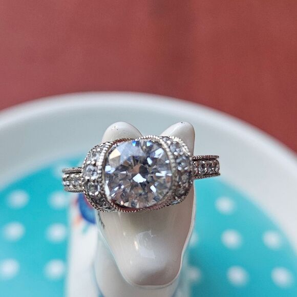 Elegant Silver Ring - Picture 2 of 5